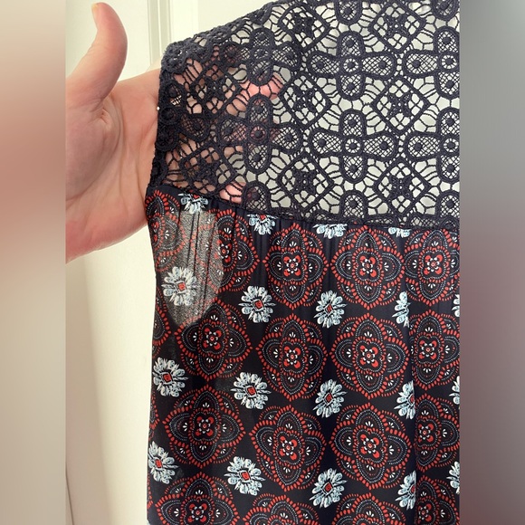 Daniel Rainn Lace detail Tank - Picture 4 of 5